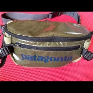 *sold* Patagonia Black Hole Waist Fanny Pack